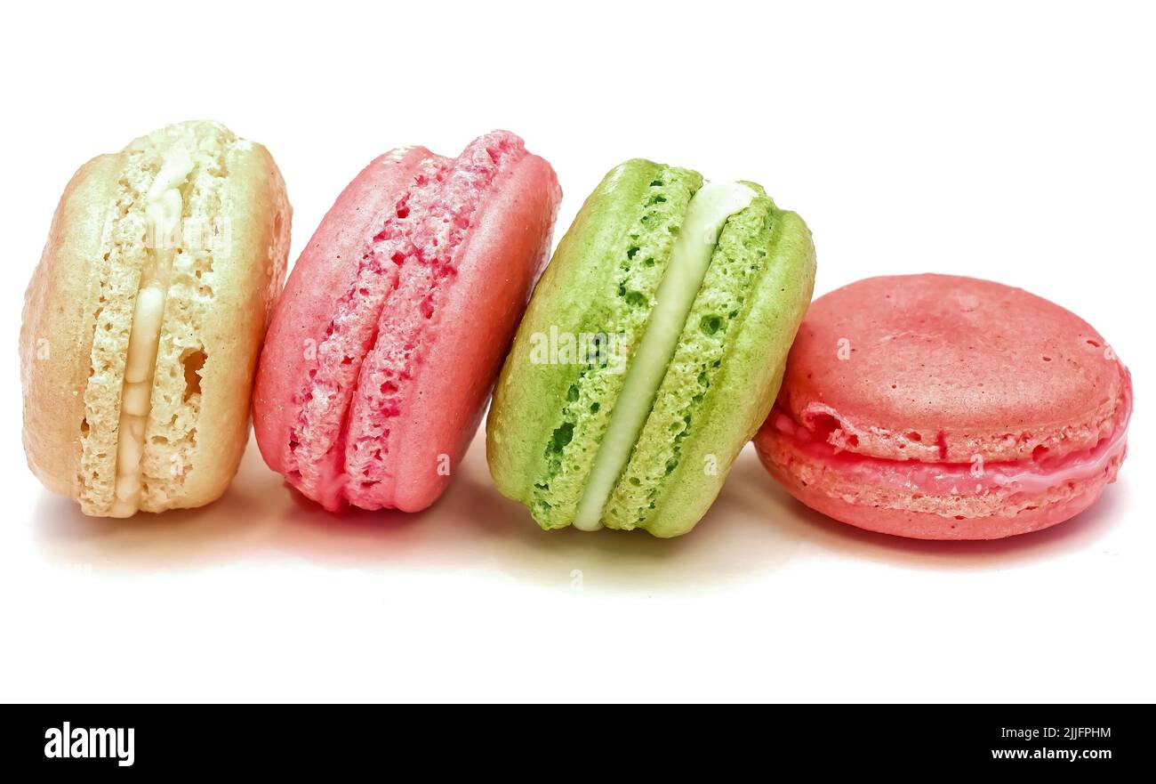 Dolci e appetitosi biscotti di macaroon su sfondo bianco. Foto Stock
