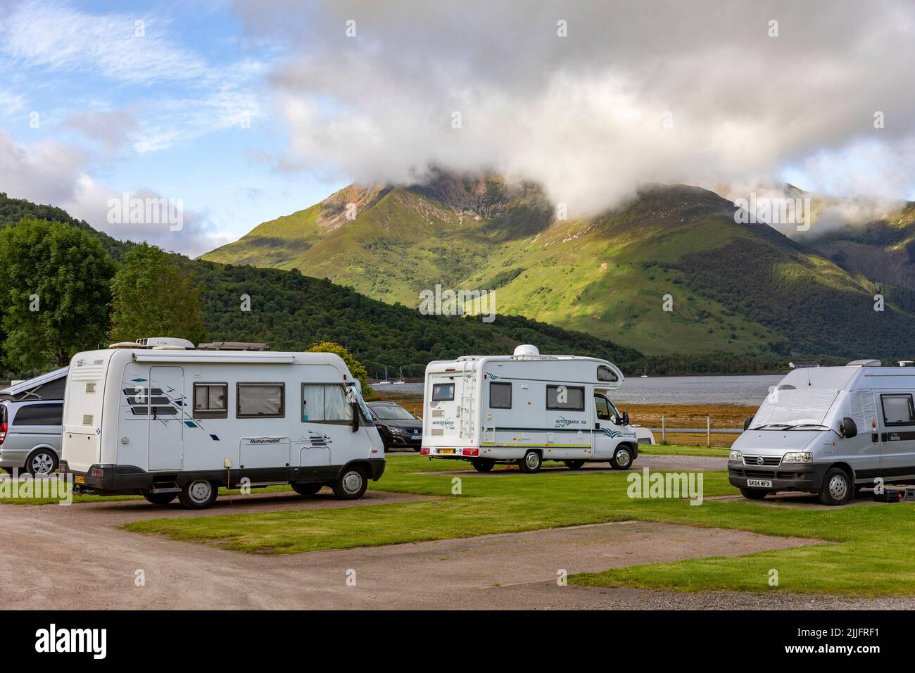 Glencoe nelle Highlands scozzesi e il parco di roulotte e camper di Invercoe con vista su Loch Leven, Argyll, Scozia, Regno Unito, Europa Foto Stock