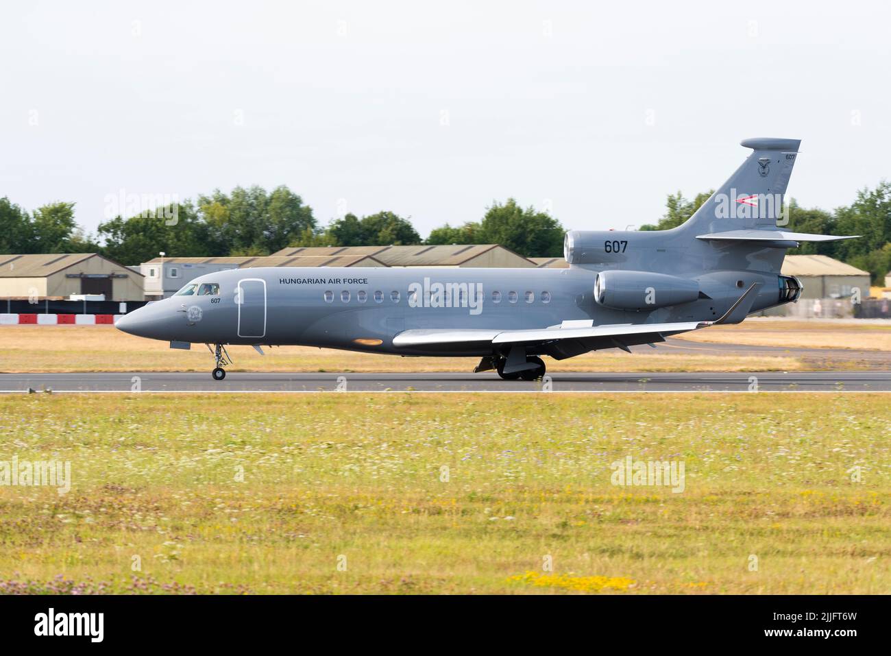 Aereo da trasporto aereo dell'aeronautica ungherese Dassault Falcon 7X che arriva a RAF Fairford per sostenere l'arma aerea all'evento Royal International Air Tattoo Foto Stock