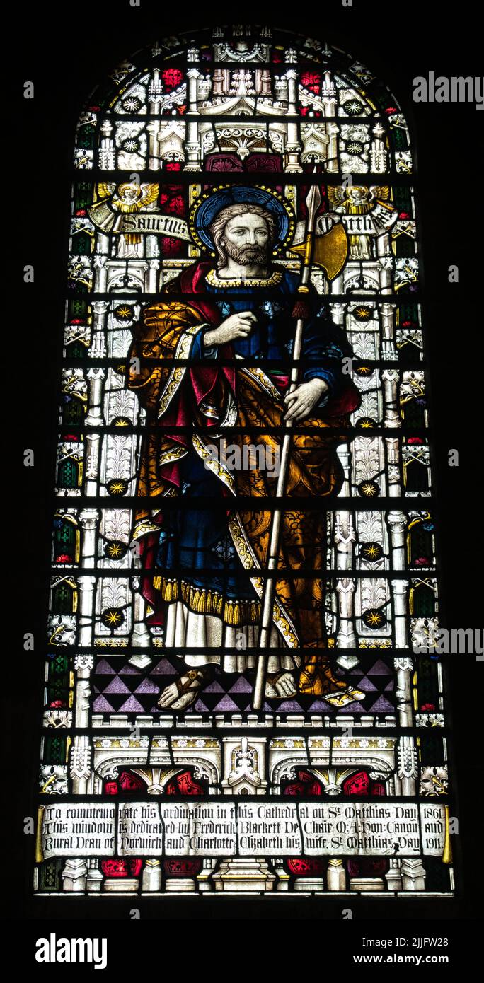 L'apostolo St. Matthias su 1911 vetrata a Norwich Cathedral, Norfolk Foto Stock