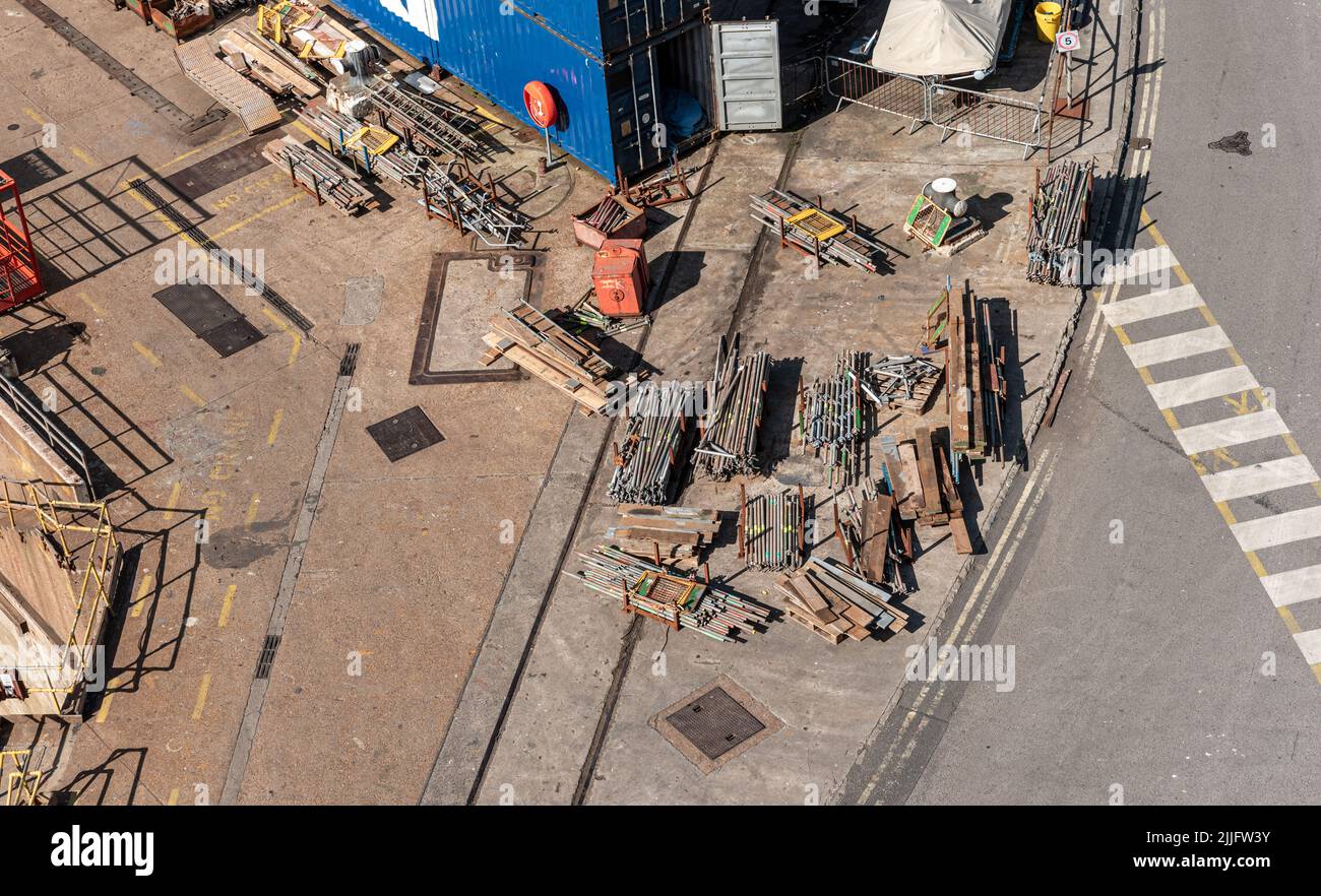 ponteggi e legno a gru roba sul terreno in un porto asciutto dock uk Foto Stock