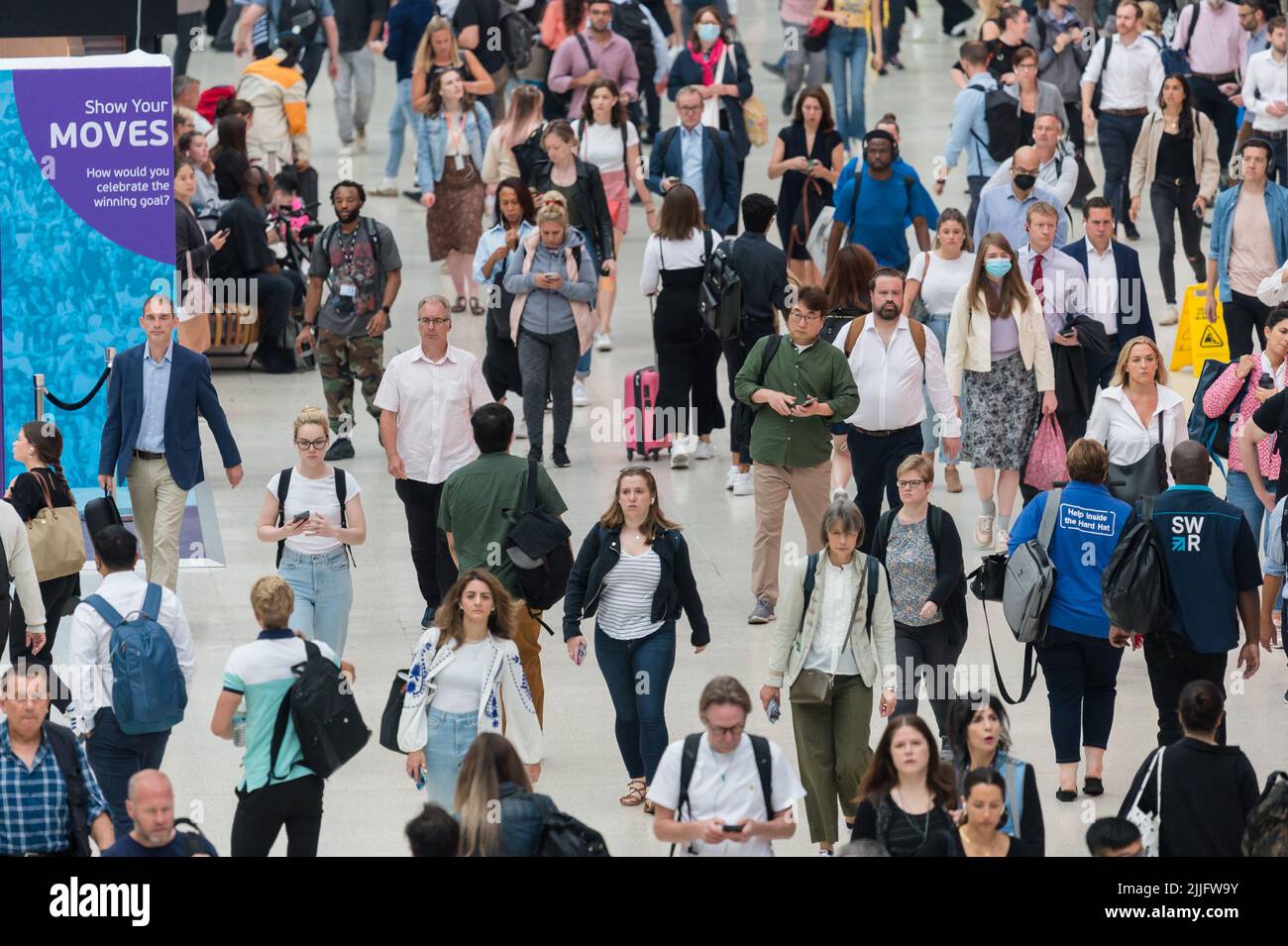 Londra, Regno Unito. 26th luglio 2022. I pendolari arrivano alla stazione di Waterloo durante l'ora di punta del mattino prima dello sciopero ferroviario di domani. L'azione di sciopero, convocata dalla RMT (Unione Nazionale dei lavoratori ferroviari, marittimi e dei trasporti), vedrà 40.000 lavoratori di 14 compagnie ferroviarie e la rete ferroviaria in una disputa in corso su retribuzione, posti di lavoro e condizioni. Credit: Wiktor Szymanowicz/Alamy Live News Foto Stock