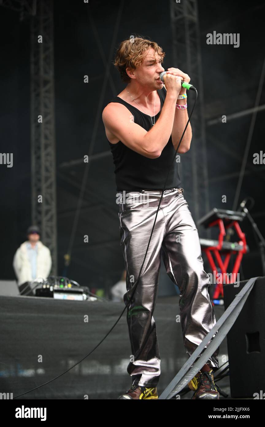 Squadra sportiva che si esibisce al Tramlines Festival , UK , 24.07.2022 Foto Stock