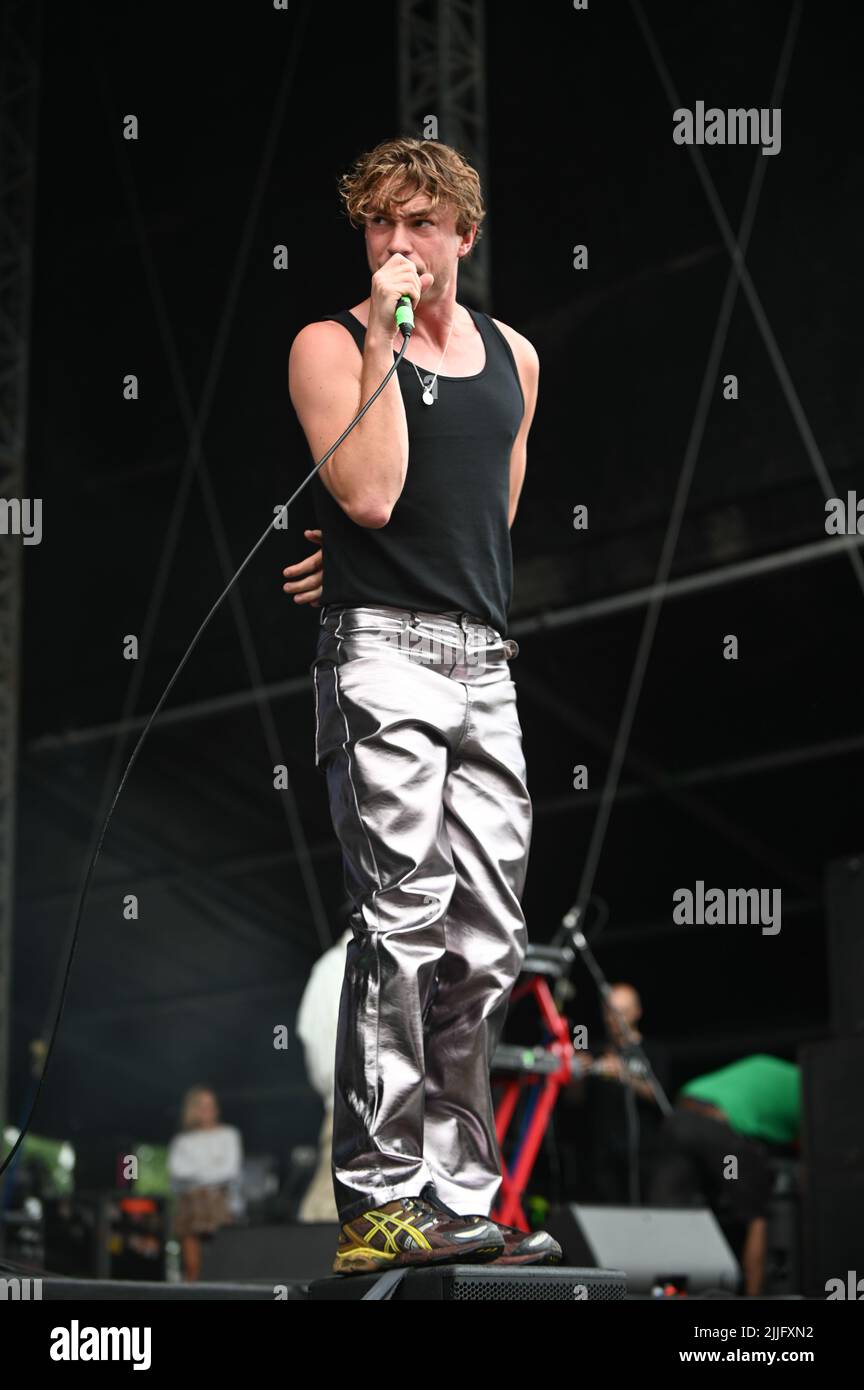 Squadra sportiva che si esibisce al Tramlines Festival , UK , 24.07.2022 Foto Stock