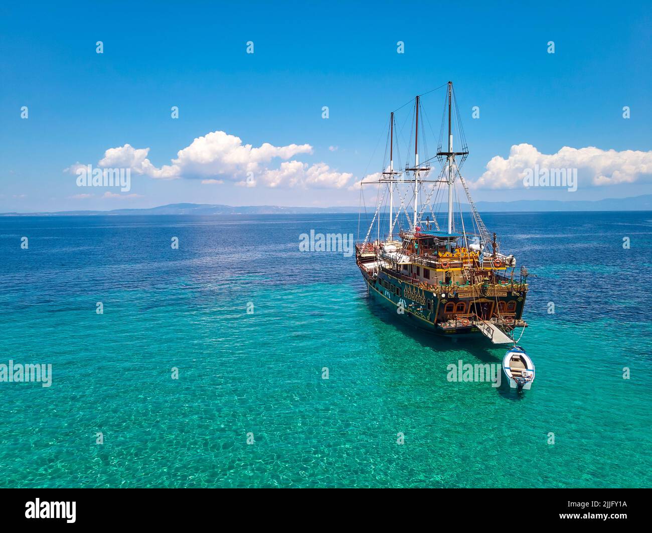 Una nave che naviga nel mare egeo Foto Stock