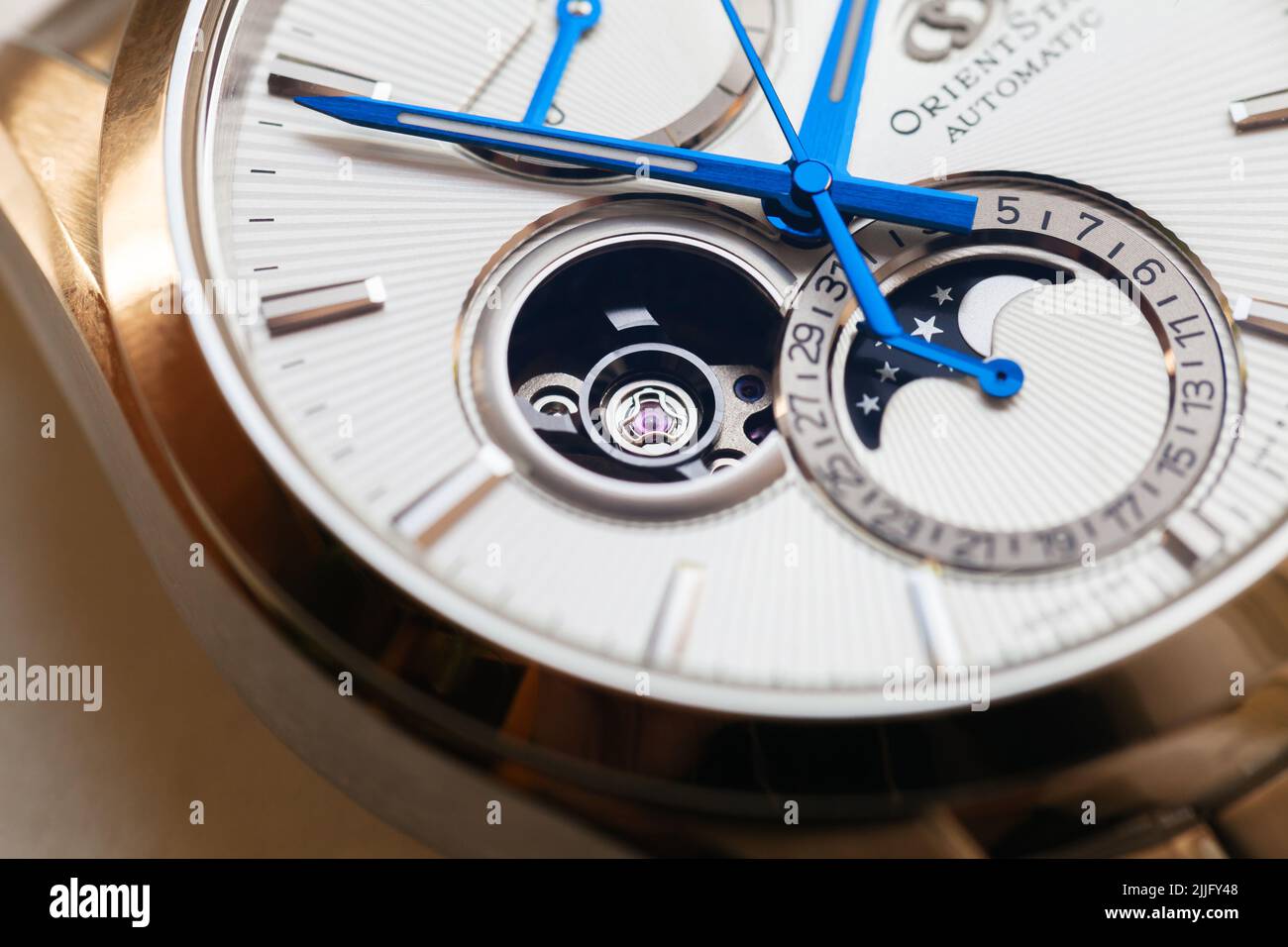 San Pietroburgo, Russia - 15 maggio 2016: Orologio da polso meccanico automatico con bilanciamento aperto, calendario retrogrado rotondo e indicatore di fase lunare, close-uu Foto Stock