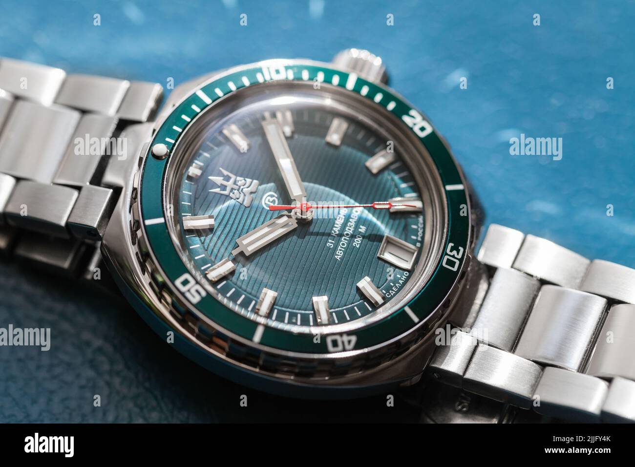 St-Petersburg, Russia - 1 aprile 2022: Orologio da polso meccanico automatico subacqueo mans con accordo verde, indicazione data e cornice in ceramica rotante. Vostok Foto Stock