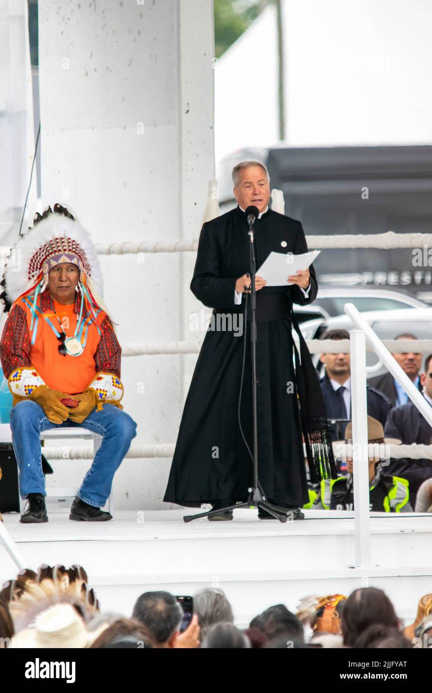 Maskwa Park, Canada. 25th luglio 2022. Un sacerdote traduce ogni paragrafo della discordia dei Papi in inglese. Il cammino di guarigione, riconciliazione e speranza di Papa Francesco. Il suo primo atto non era quello di riunirsi con i fedeli per la Messa, ma piuttosto di raccogliere la sua forza per fare questa prima tappa, che indica l'importanza del perché è venuto in Canada - per incontrare le prime Nazioni, Métis e popoli inuit sui loro territori tradizionali. Credit: SOPA Images Limited/Alamy Live News Foto Stock