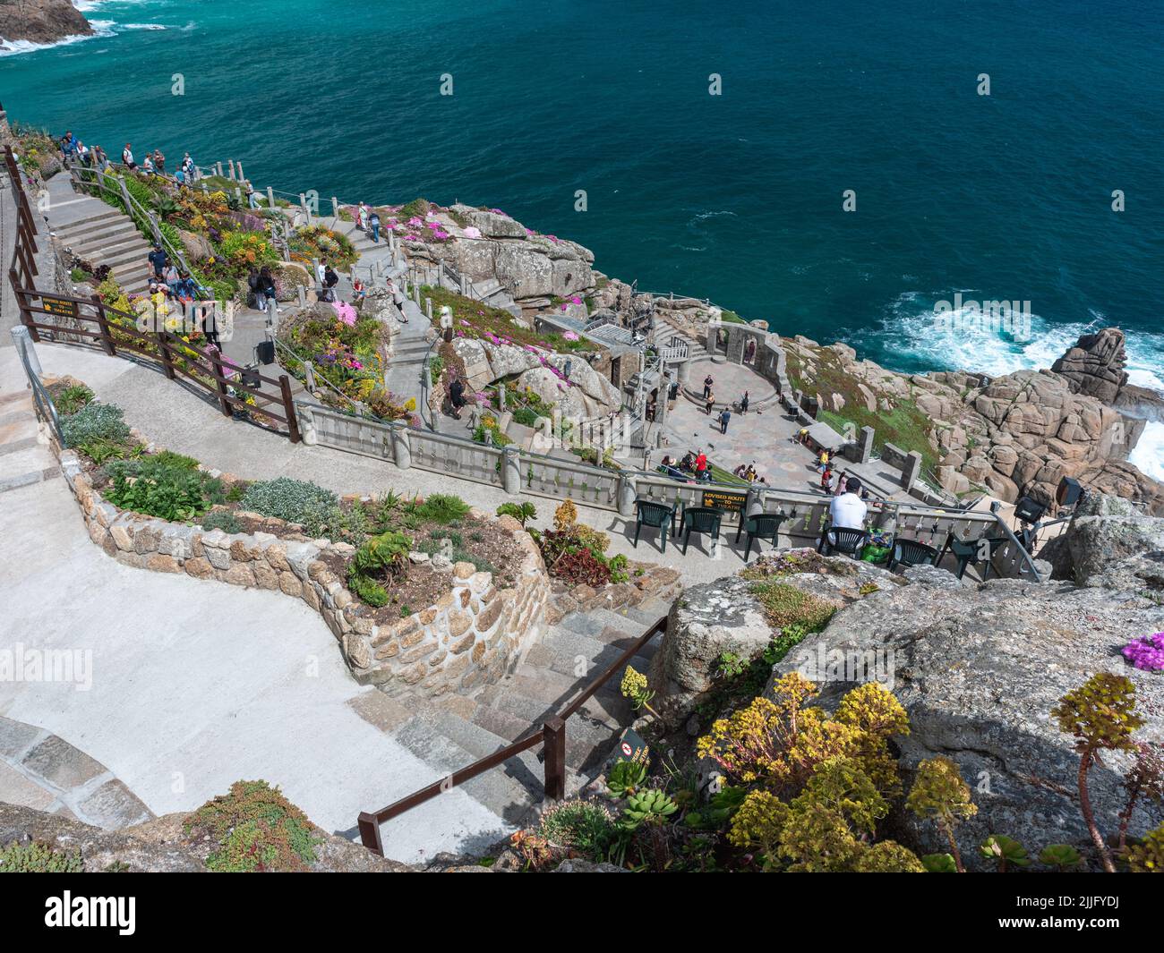 Guardando verso il basso la gente che cammina attraverso i giardini del teatro di minack e i sentieri scolpiti , cornovaglia , Regno Unito , Giugno 11-2022 Foto Stock