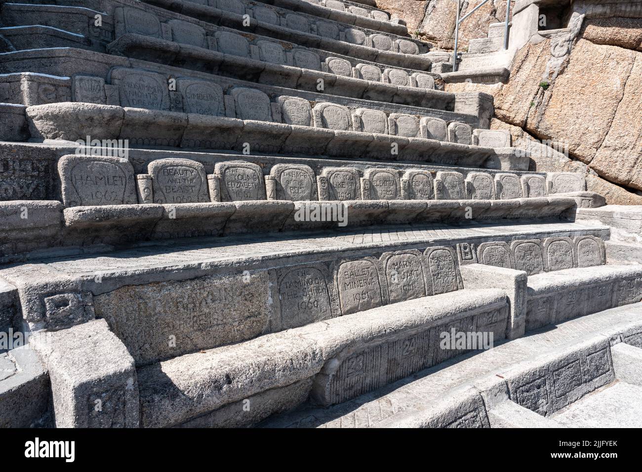 Posti scolpiti in pietra al Minack Outdoor Theater di Porthcurno in Cornovaglia uk Foto Stock