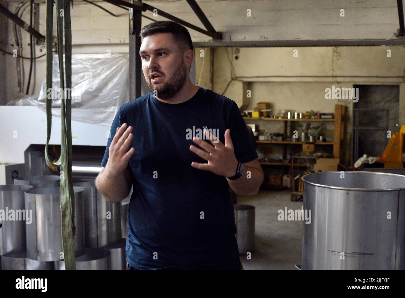 LVIV, UCRAINA - 20 LUGLIO 2022 - il direttore di METALWORKSHOP Maksym Andrushchyshyn la cui impresa si è riformata dalla preparazione di utensili da cucina e da casa al makin Foto Stock