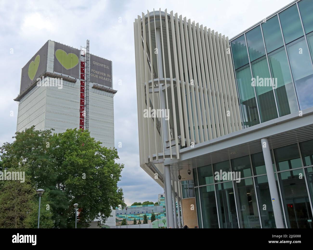 Kensington Leisure Centre, con la Grenfell Tower, sullo sfondo, Silchester Rd, RBKC, Londra, INGHILTERRA, REGNO UNITO, W11 4HE Foto Stock