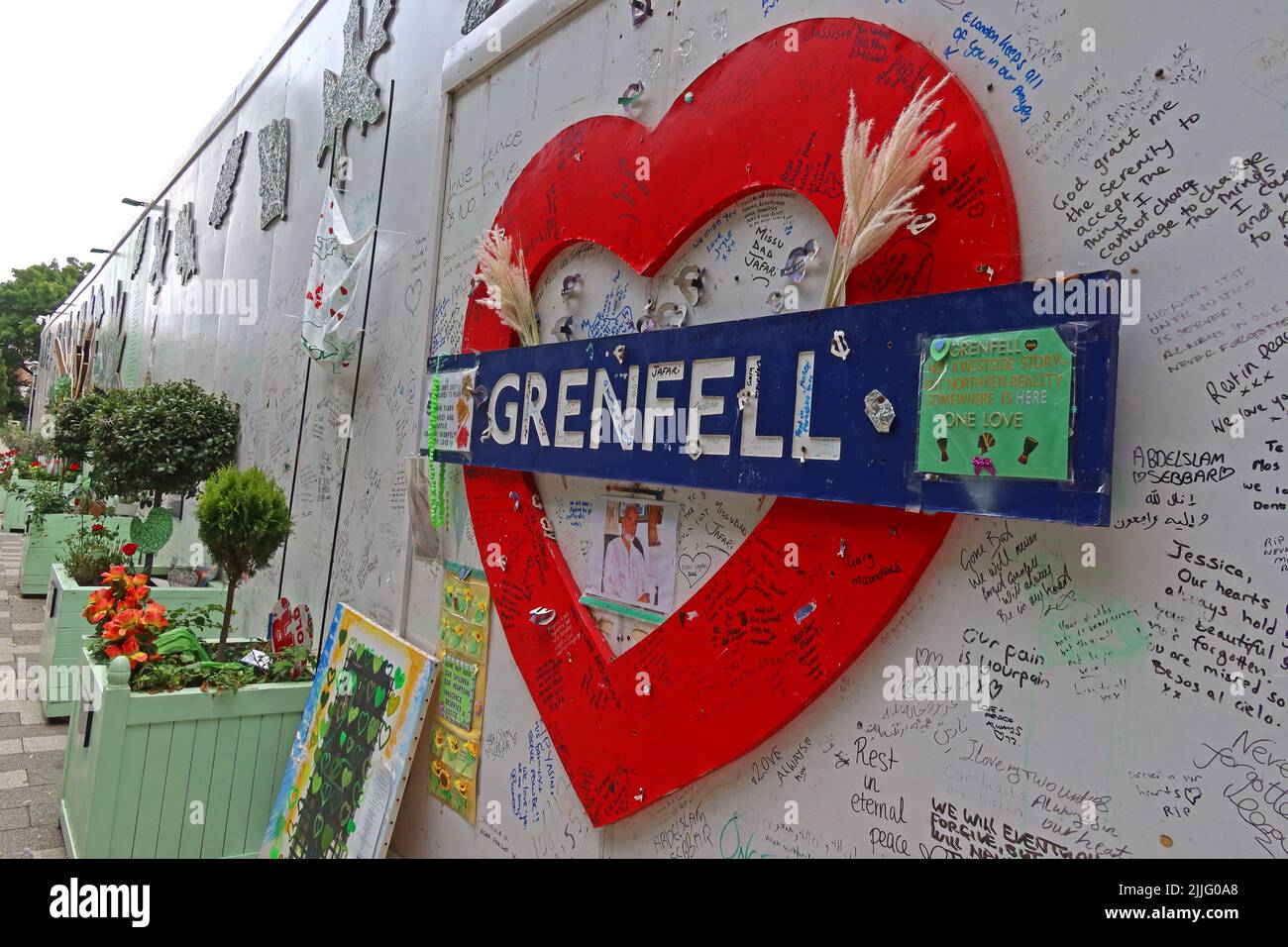 Red Grenfell Tower Memorial cuore nel 5th anniversario di blocco mortale cladding fuoco, che ha causato 72 vite innocenti Foto Stock
