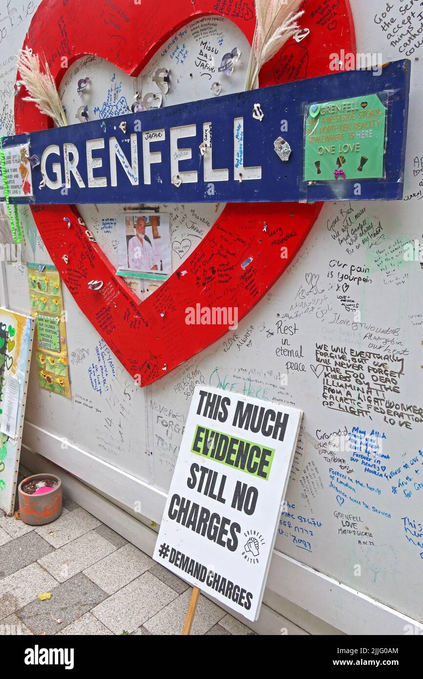 Red Grenfell Tower Memorial cuore nel 5th anniversario di blocco mortale cladding fuoco, che ha causato 72 vite innocenti Foto Stock