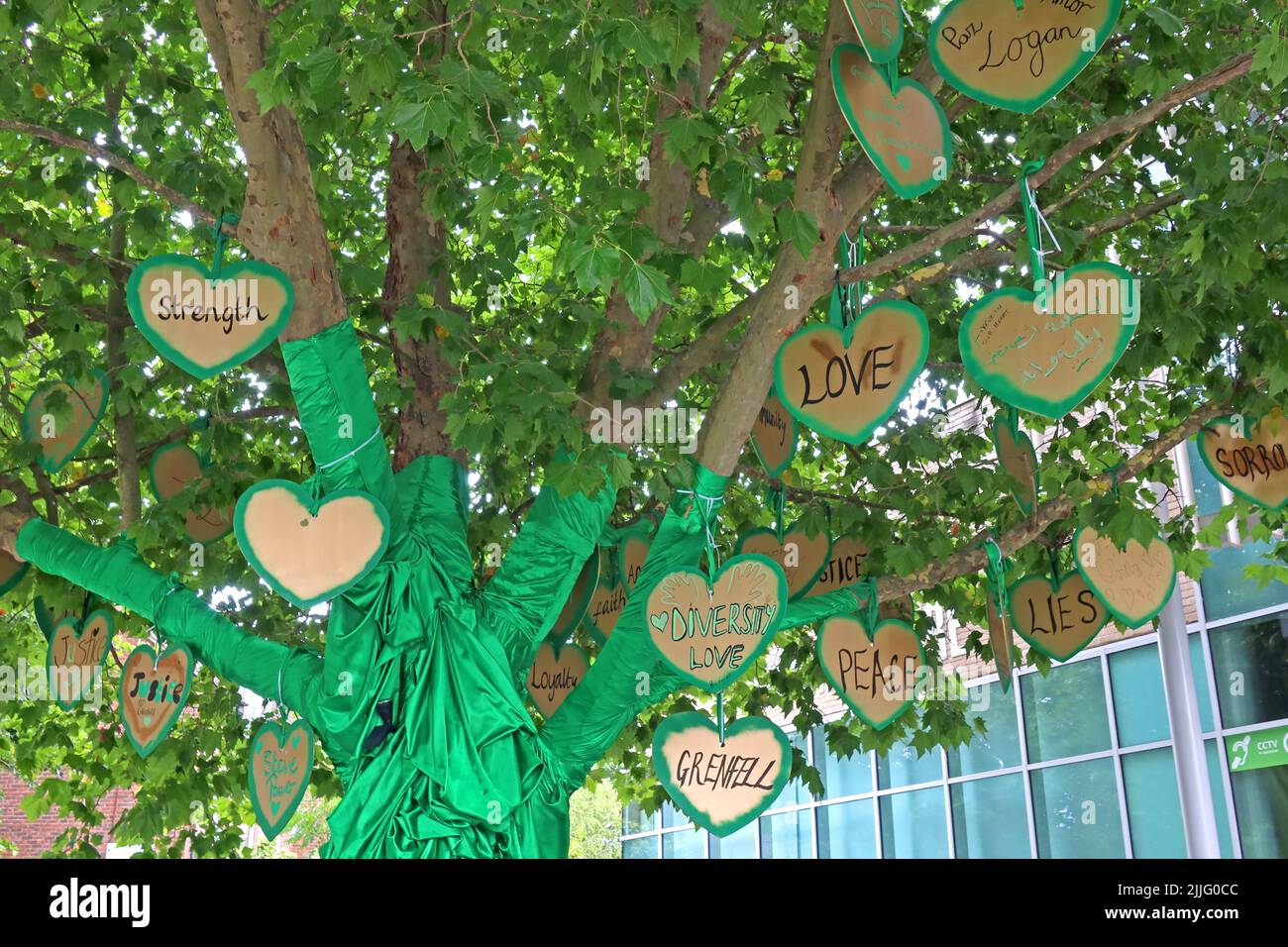 Monumento al fuoco di Grenfell, albero verde di cuori e messaggi, verde per Grenfell, fuori dal centro ricreativo di North Kensington, Londra, Inghilterra Foto Stock