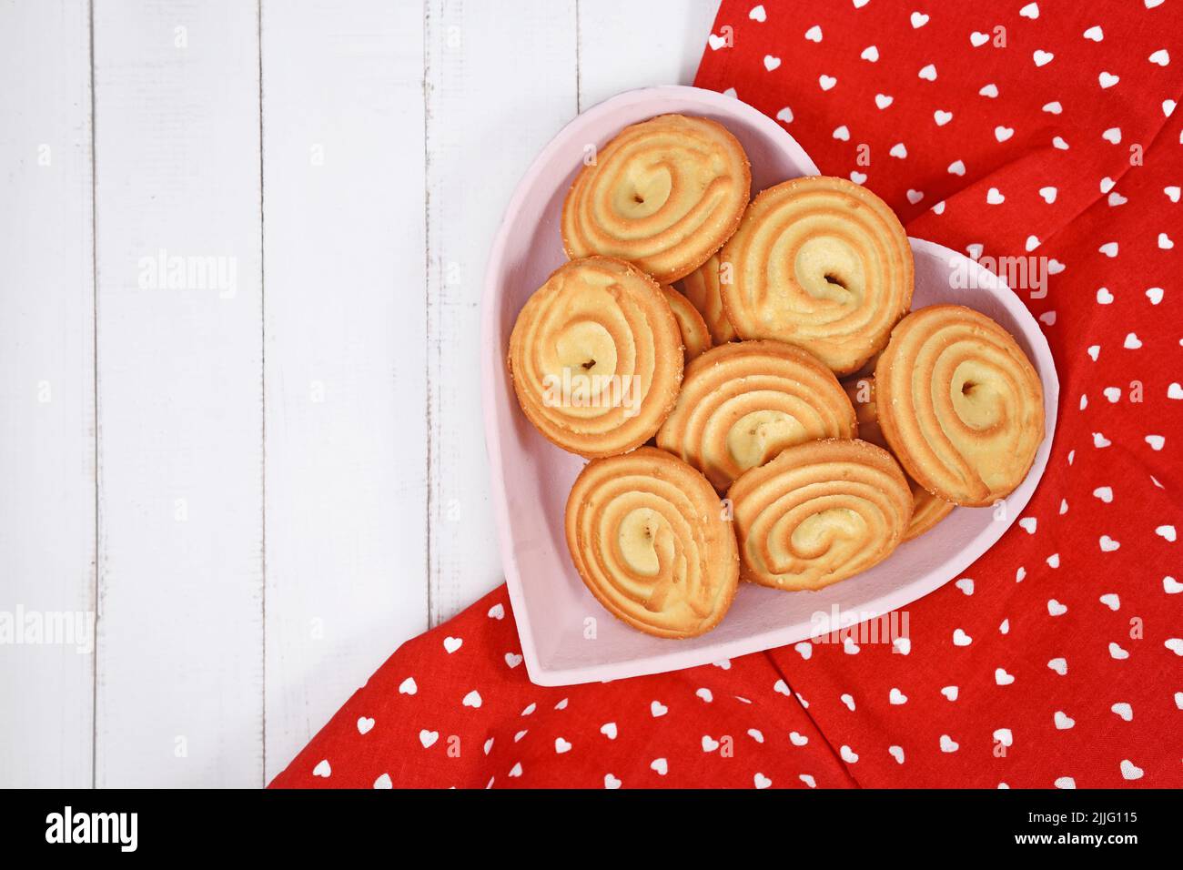 Biscotti di spritz a forma di anello rotondo chiamati 'spritzgeback', un tipo di biscotti al burro tedeschi Foto Stock