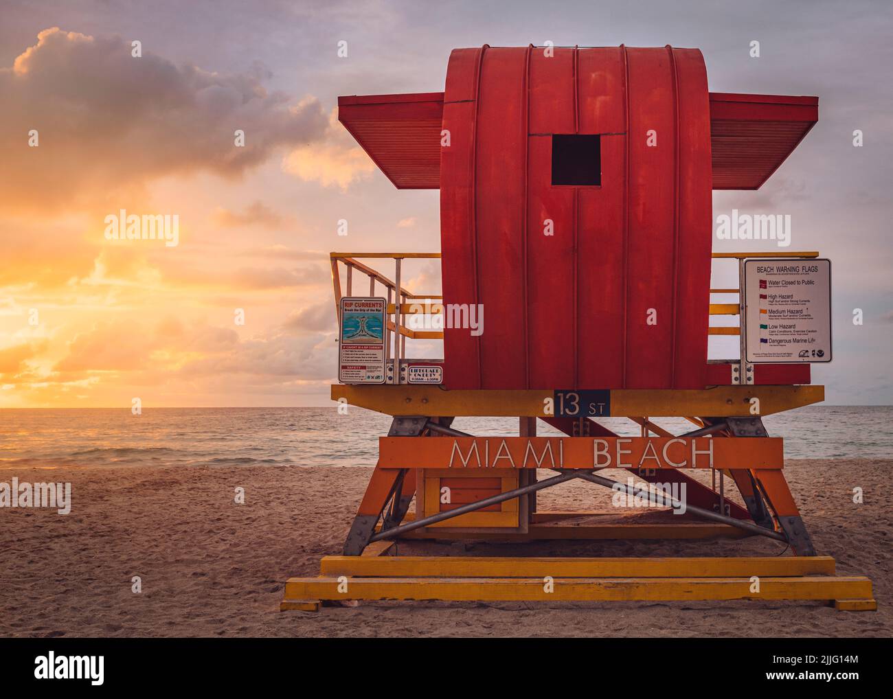 13th Street Lifeguard Tower a Miami Beach durante l'alba Foto Stock