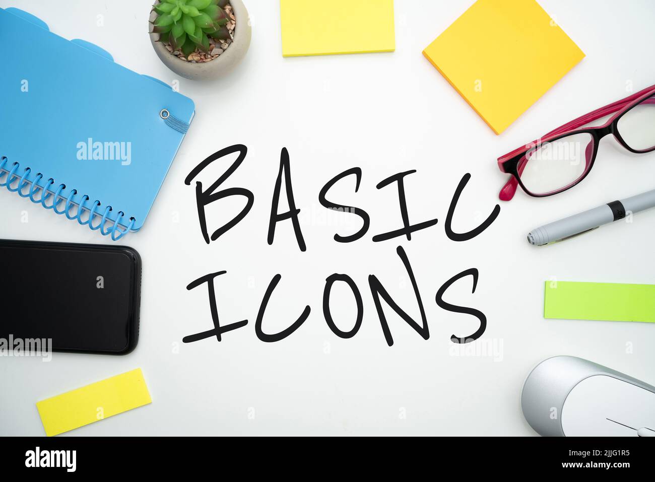 Una vista dall'alto delle forniture per ufficio o scuole con icone di base che scrivono al centro Foto Stock