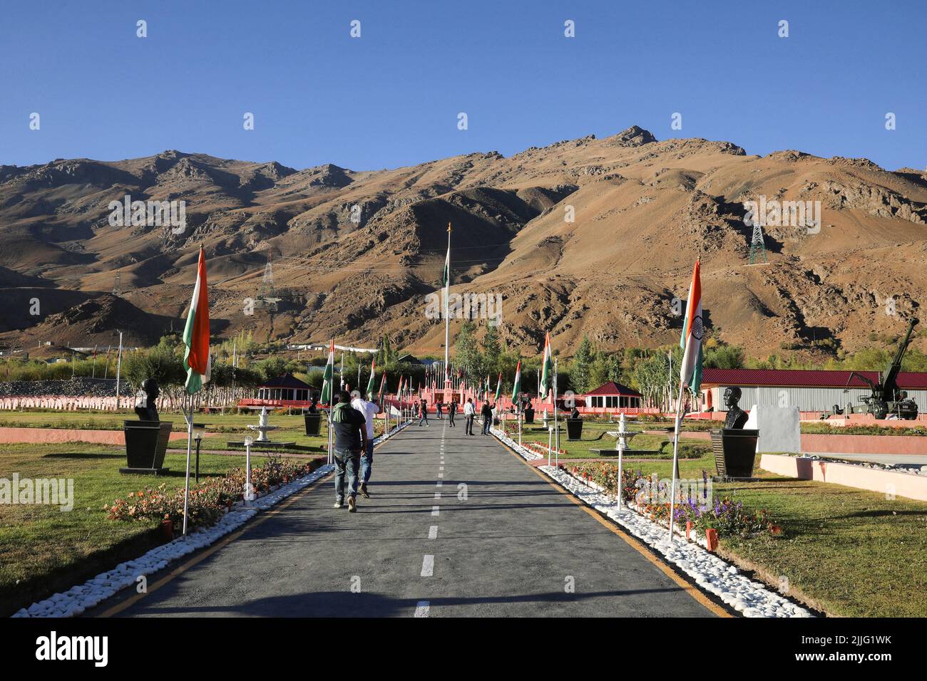 La gente visita il memoriale di guerra di Kargil nella regione di Drass di Ladakh. L'India celebra Kargil Vijay Diwas il 26 luglio di ogni anno per celebrare l'anniversario della Armyís vittoria contro il Pakistan in questo giorno del 1999. È costruito in arenaria rosa, commemora i soldati dell'esercito indiano che hanno perso la vita nella guerra di Kargil. (Foto di Ayush Chopra / SOPA Images/Sipa USA) Foto Stock