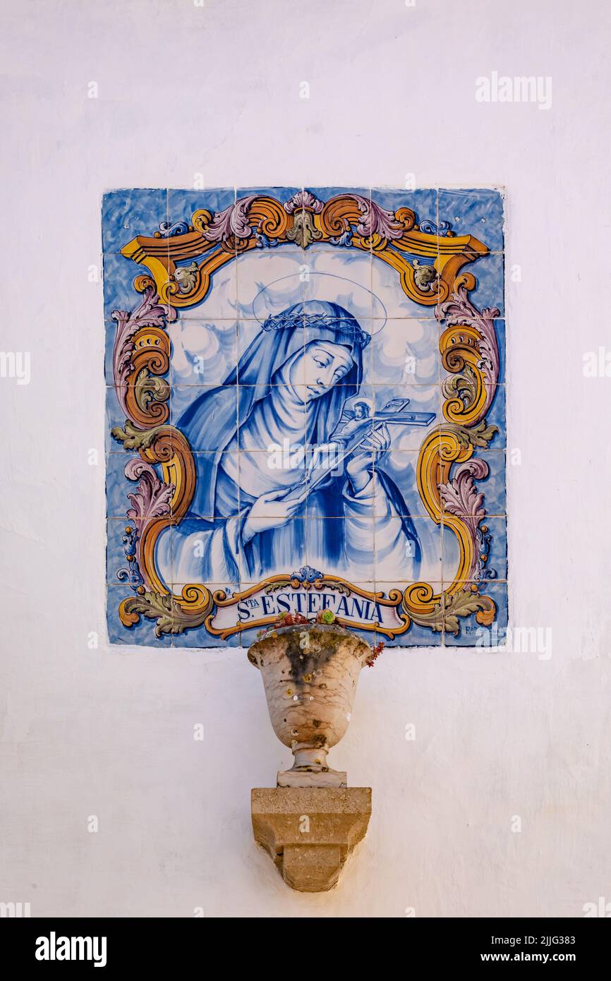 Murale della Santa sta Estefania fatto di 42 piastrelle di ceramica dipinte chiamate azulejos su una parete di casa, Obidos, Portogallo Foto Stock