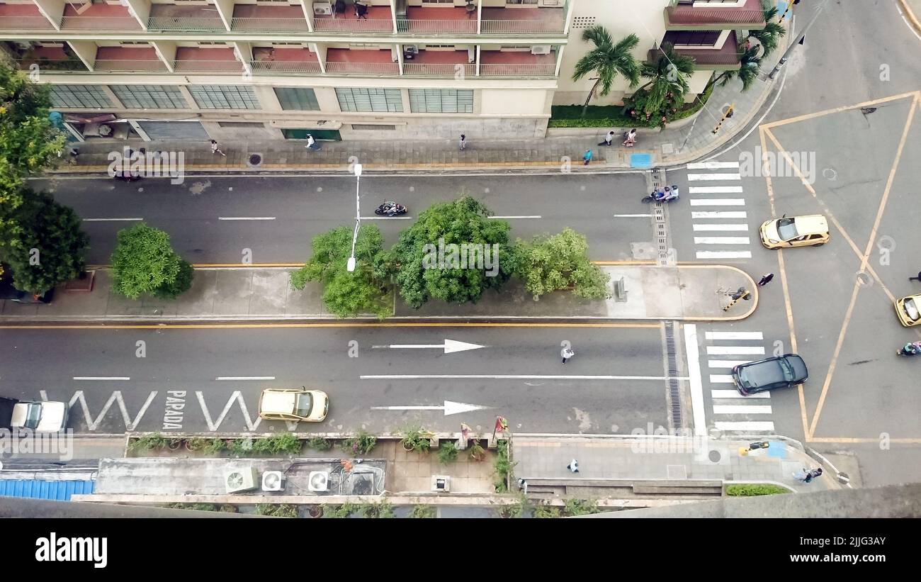 Un colpo di drone di una strada dalla costruzione della Camera di Commercio Foto Stock