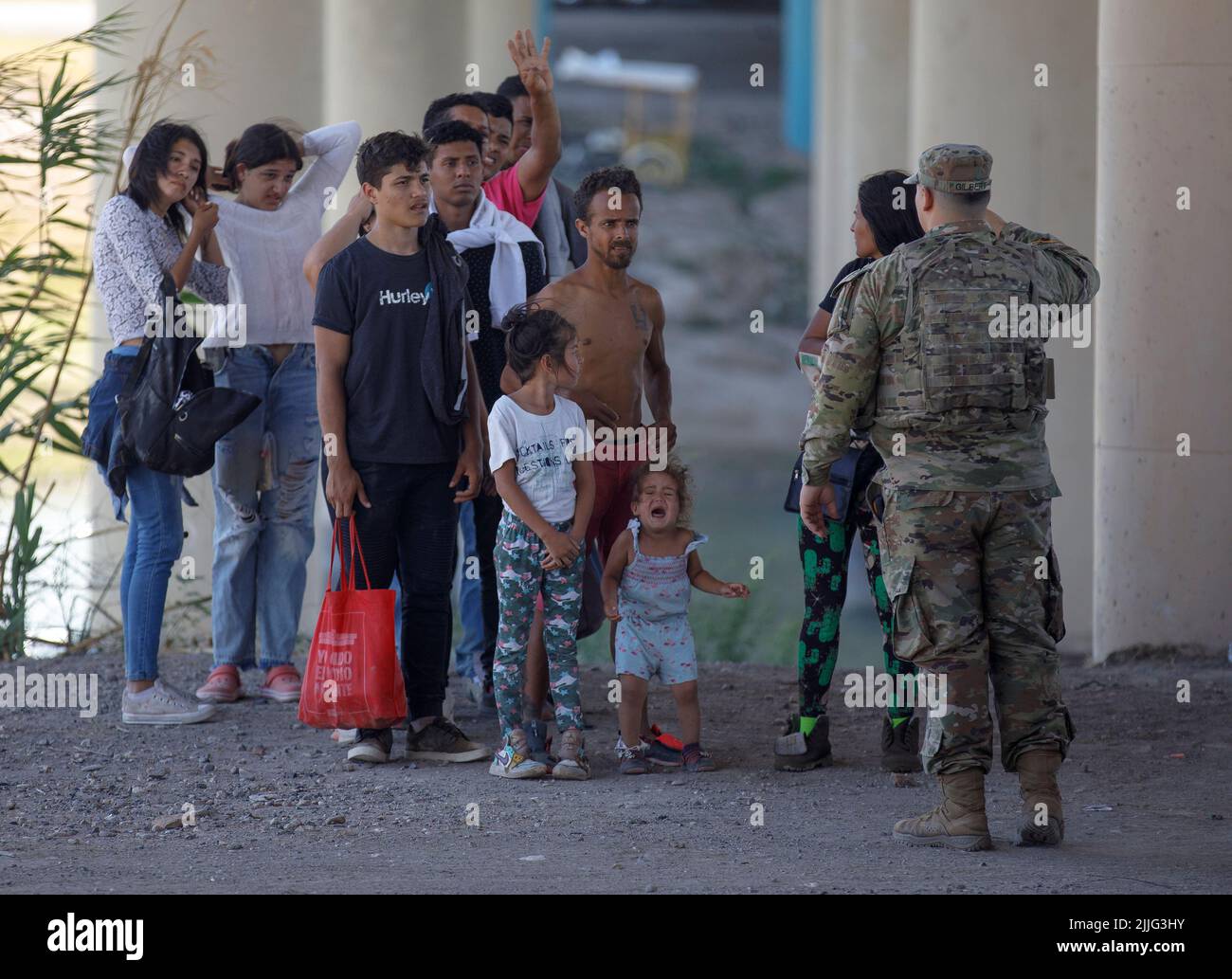 Houston, Texas, Stati Uniti. 24th luglio 2022. Un soldato della Guardia Nazionale del Texas parla con i migranti a Eagle Pass, Texas, gli Stati Uniti il 24 luglio 2022. Credit: Nick Wagner/Xinhua/Alamy Live News Foto Stock