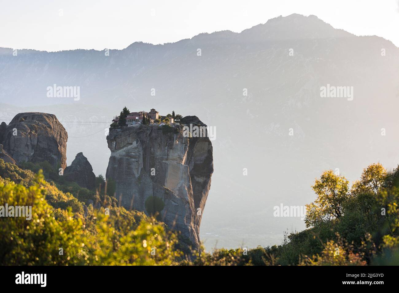 Meteora colonne di roccia uniche ed enormi sorgono precipitosamente dal suolo, accanto ai Monti Pindos. Regione occidentale della Tessaglia, Kalabaka, GRE Foto Stock