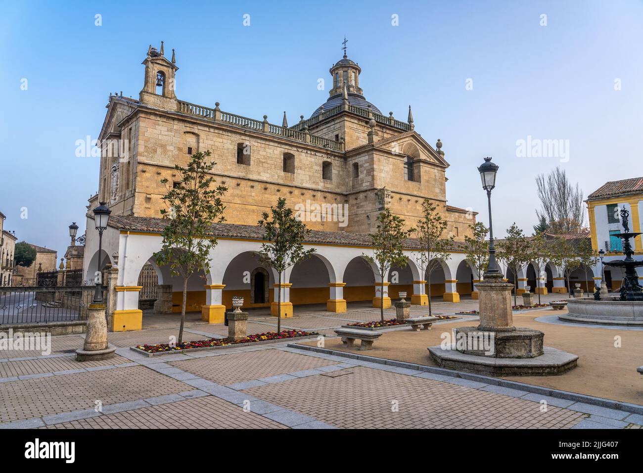 Piazza Buen Alcalde e la chiesa di Cerralbo nel centro storico di Ciudad Rodrigo illuminata di notte, Salamanca, CAS Foto Stock