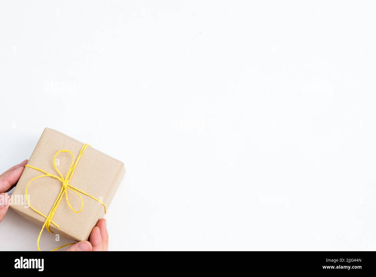presenta il pacchetto regalo artigianato festivo Foto Stock