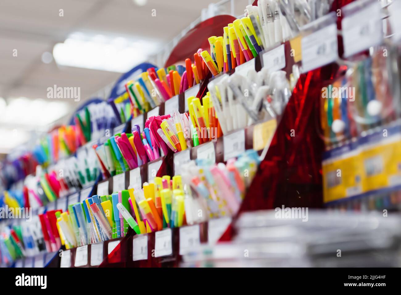 rack con diverse penne multicolore in un negozio di cancelleria Foto Stock