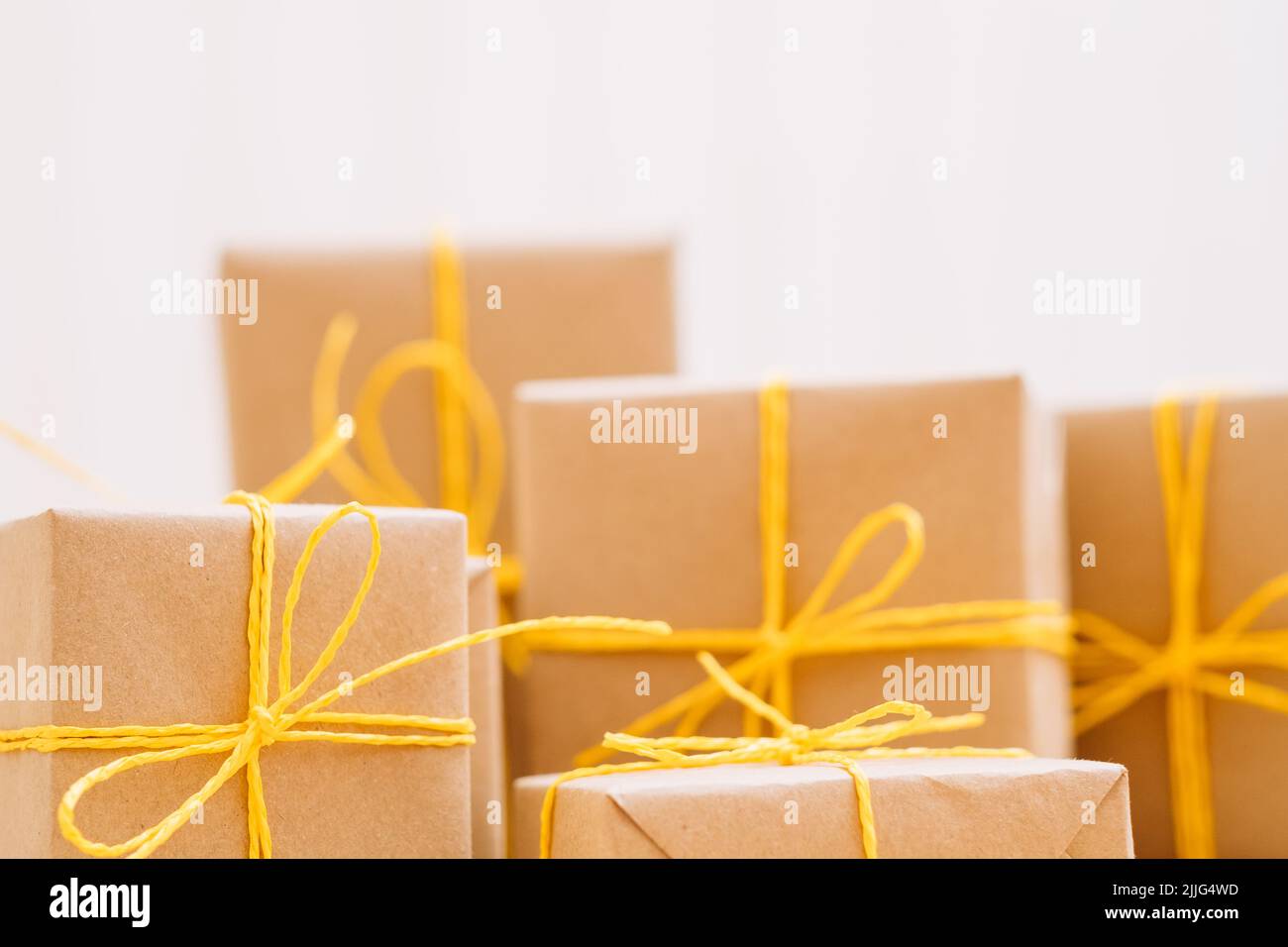 regalo selezione attuale scatola di carta artigianale giallo arco Foto Stock