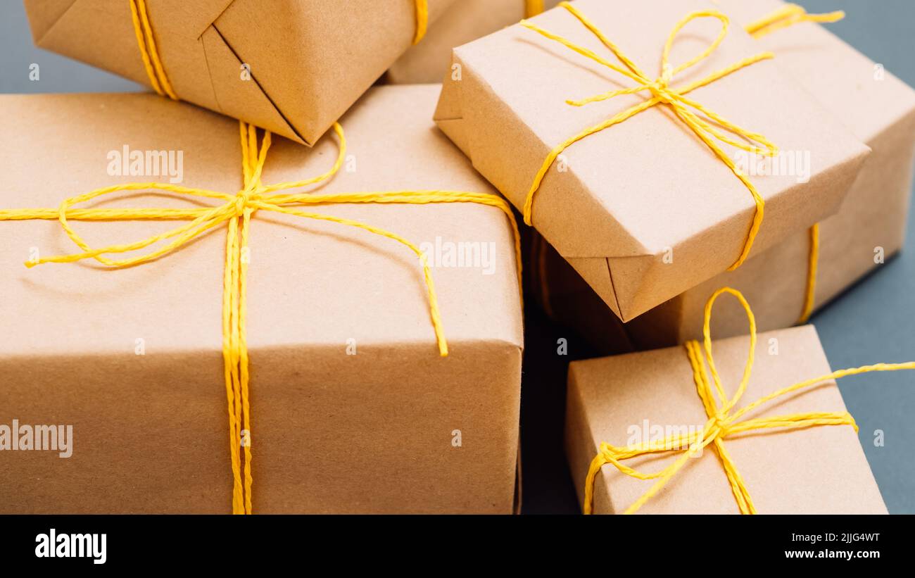 selezione del pacchetto regalo artigianale Foto Stock