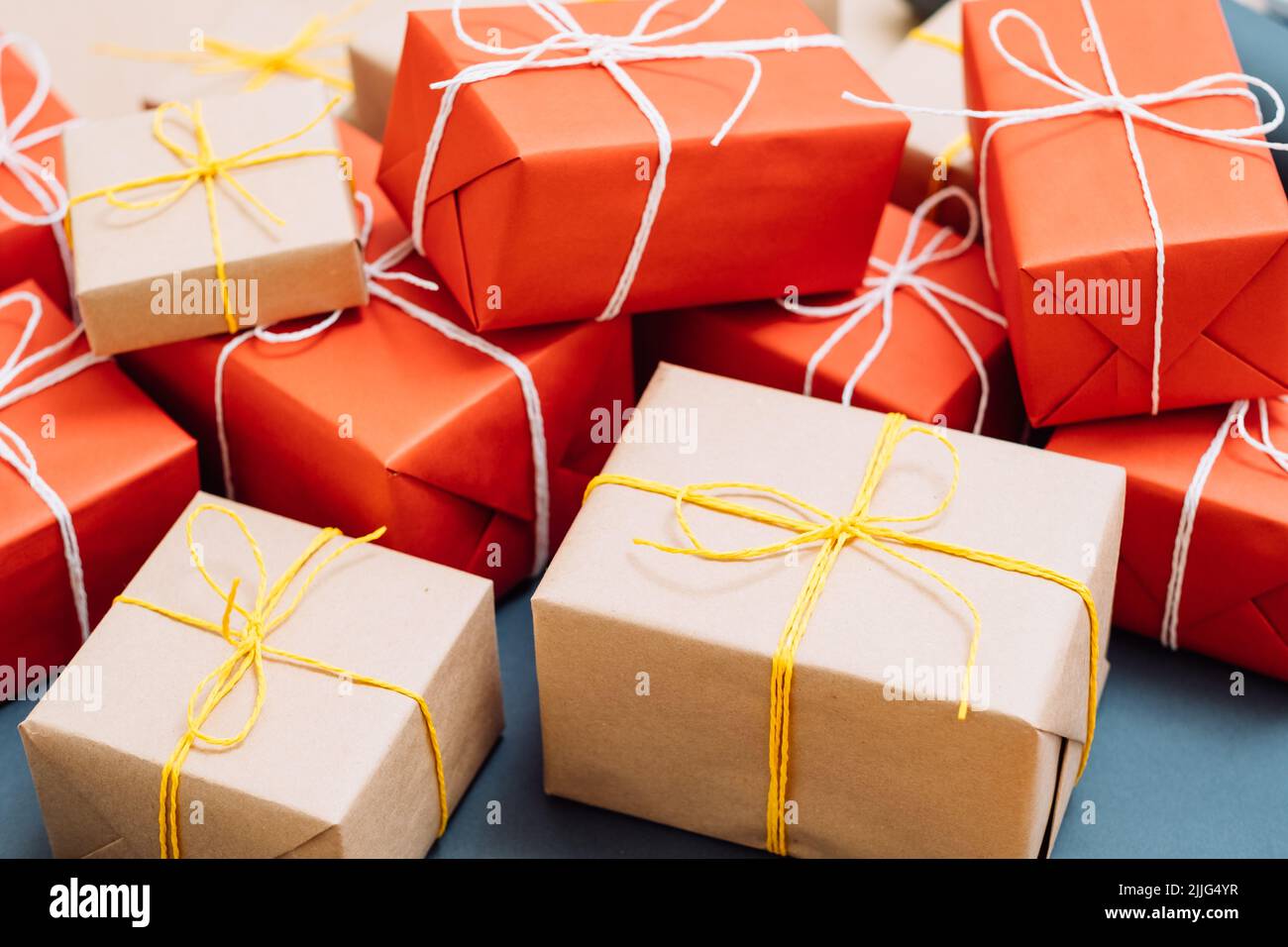 presentare pacchetto di consegna rosso mestiere regalo Foto Stock