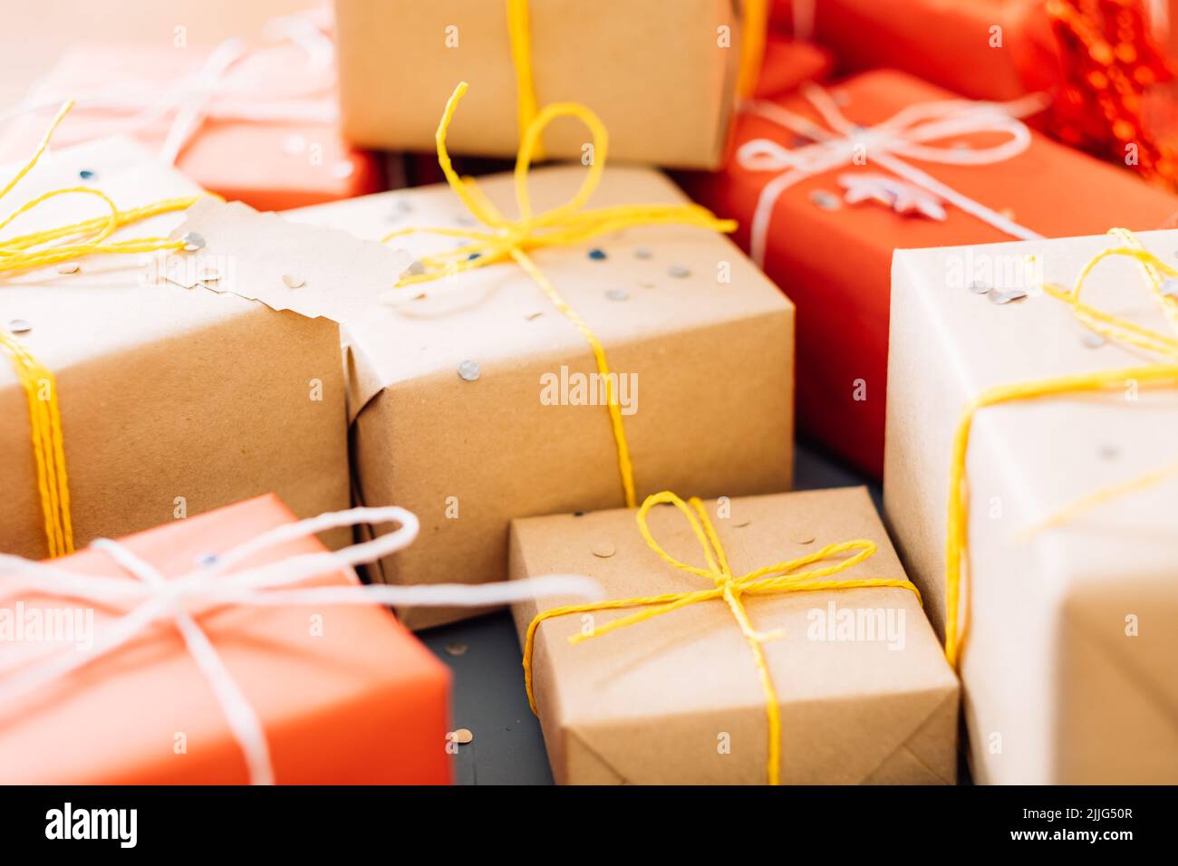 pacchetto regalo festivo con selezione di regali Foto Stock
