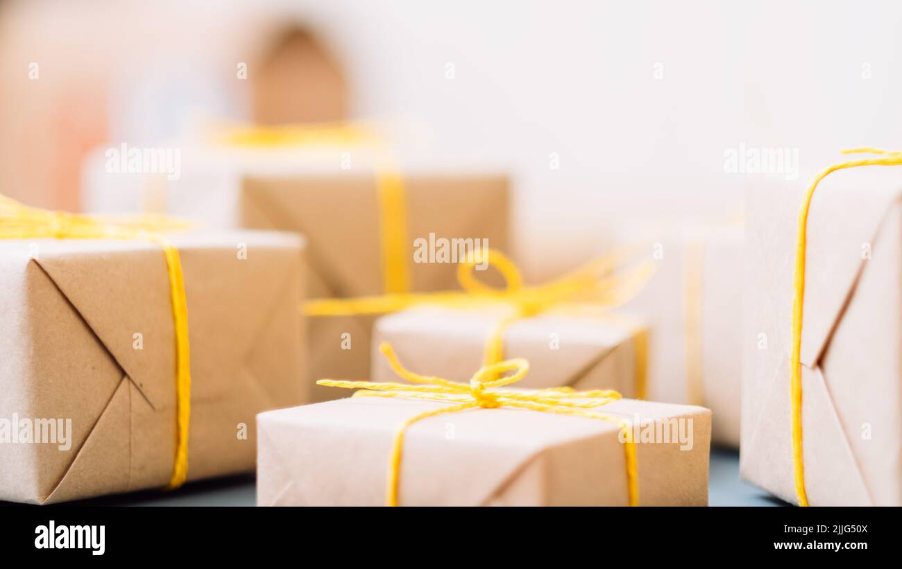 presentare la selezione di carta artigianale scatola regalo vacanza Foto Stock