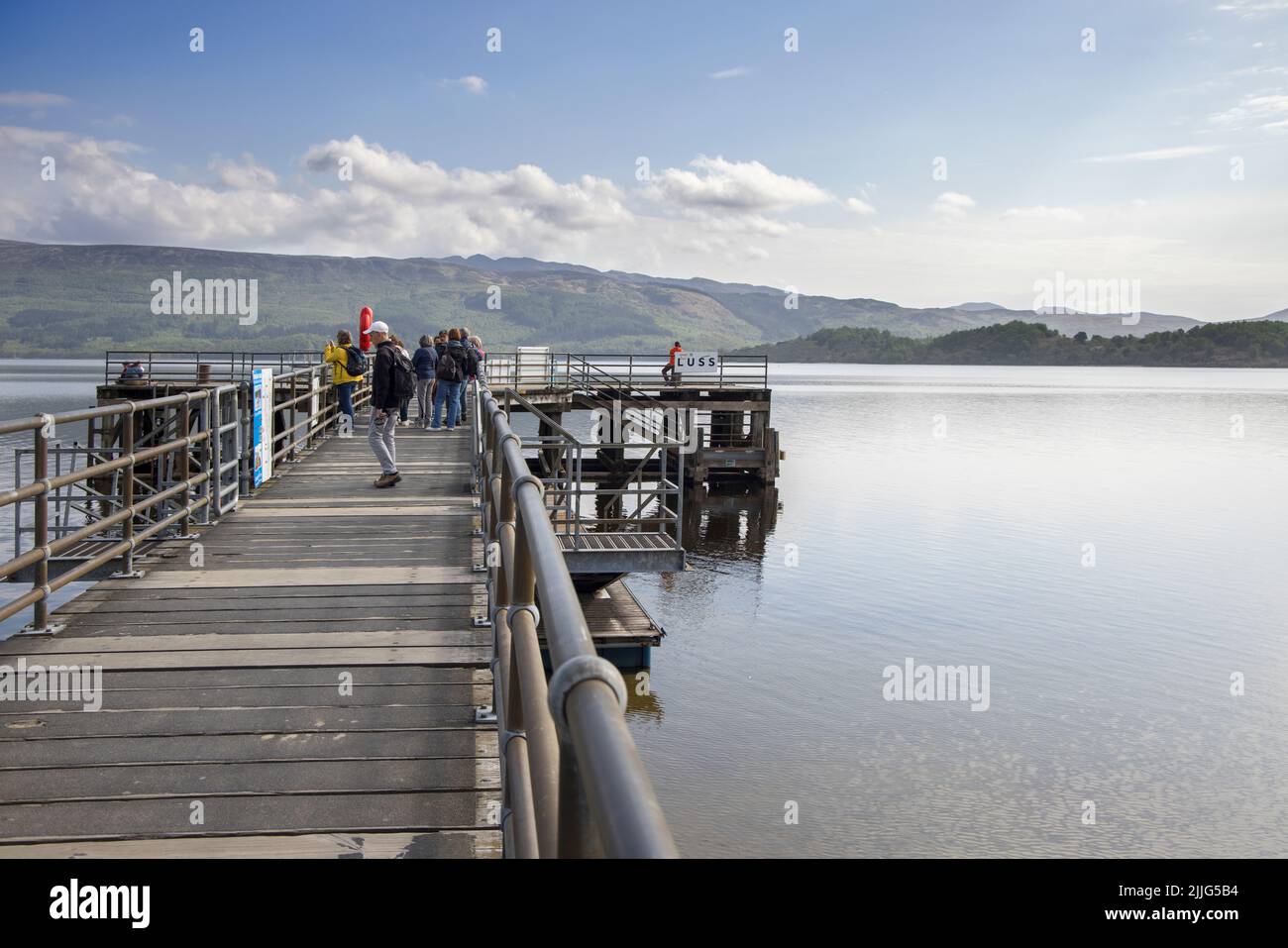 il molo nel villaggio di luss sulle rive del lago lomond scozia Foto Stock
