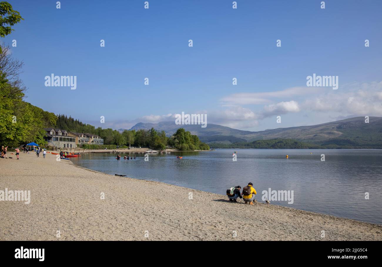 spiaggia al villaggio di luss sulle rive del lago lomond scozia Foto Stock