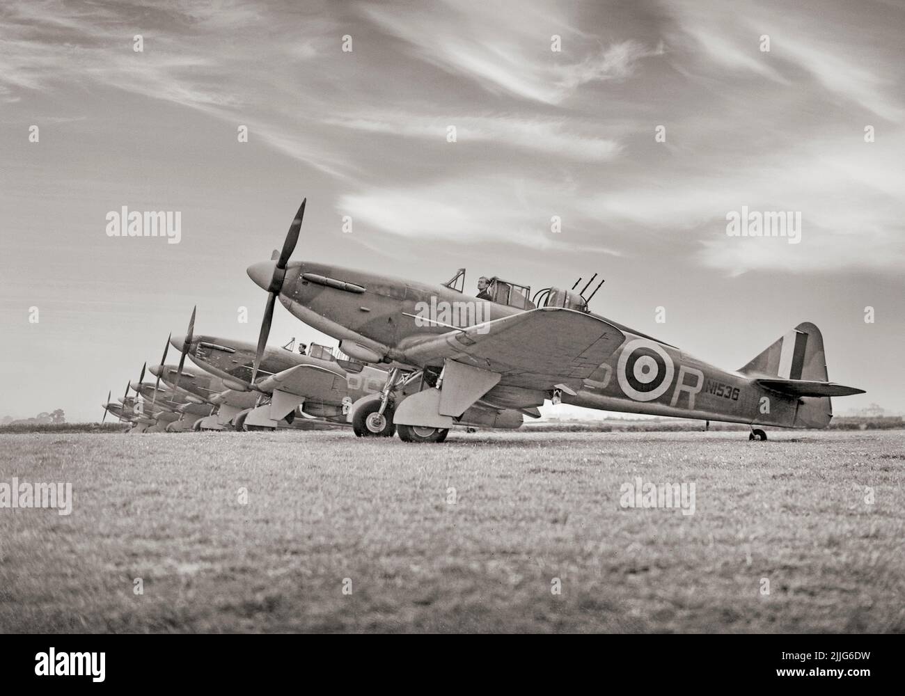 Boulton Paul Defiant Mark è di No. 264 Squadron RAF. Il Defiant era un aereo intercettore britannico progettato come un "combattente a torretta" che servì con la Royal Air Force (RAF) durante la seconda guerra mondiale In combattimento, è stato trovato essere efficace a distruggere i bombardieri, il ruolo per cui è stato progettato, ma senza l'armamento in avanti-sparare era vulnerabile ai combattenti del Luftwaffe singolo-posto Messerschmitt BF 109, tuttavia, ha trovato più successo quando convertito ad un combattente notturno. Foto Stock