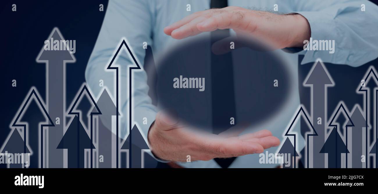 Uomo d'affari con forma ovale generata digitalmente nelle mani fra le frecce grafiche che si muovono in su. Uomo con colletto che mostra spazio per la copia per la pubblicità Foto Stock