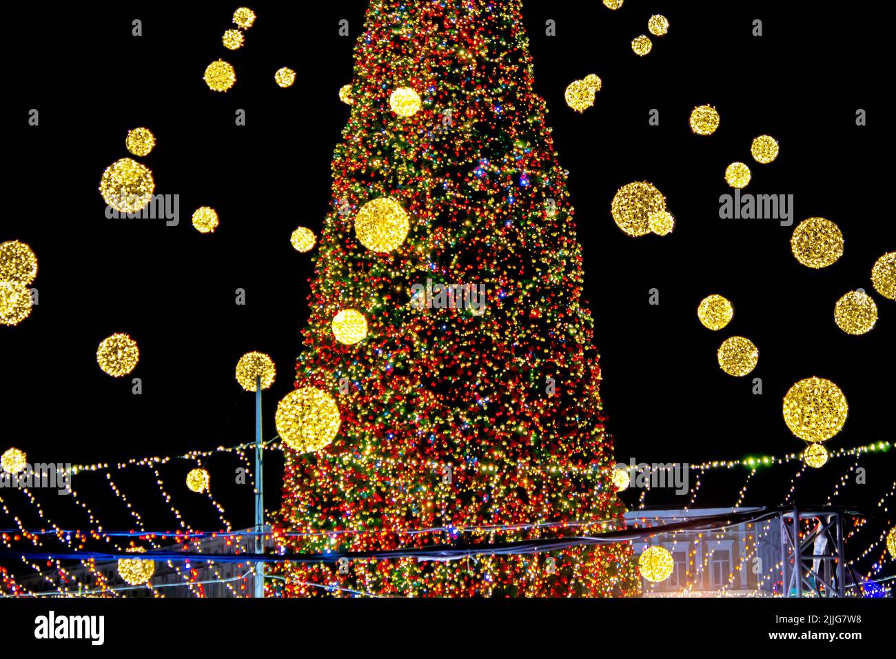 Bell'albero di Natale e albero di Capodanno decorato multicolore ghirlande e luci di notte. Albero di Natale con luci lampeggianti. Capodanno e Natale Foto Stock