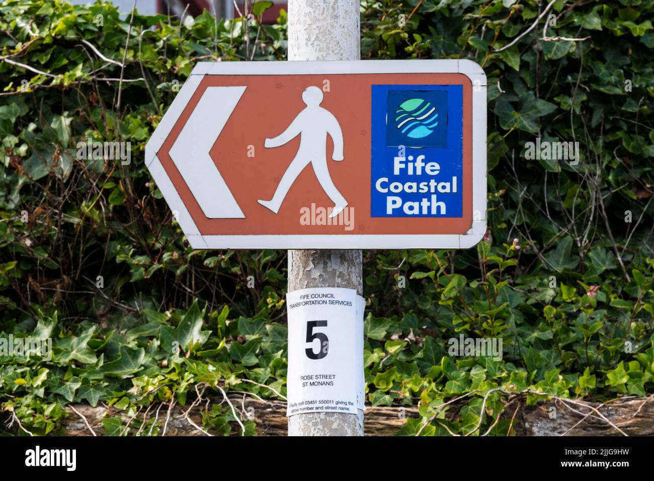 Un cartello per il sentiero costiero Fife a St Monans nel Neuk orientale di Fife, Scozia. Foto Stock