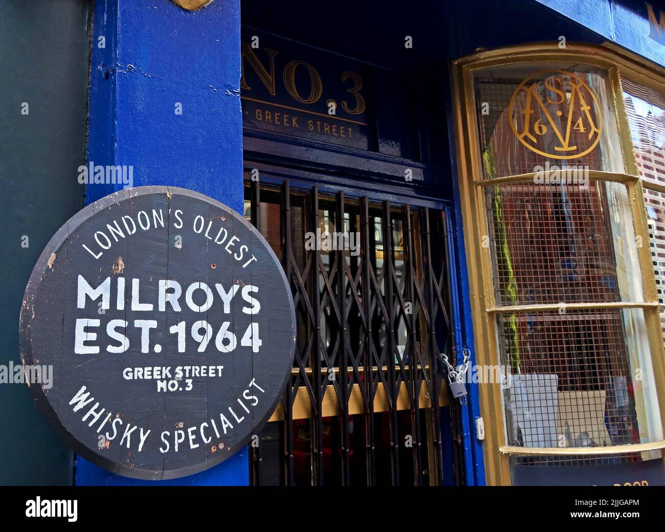 Milroys, Londons Oldest Whisky Specialist, Est 1964, Milroys Whisky Shop , 3 Greek St, Londra, Inghilterra, Regno Unito, W1D 4NX Foto Stock
