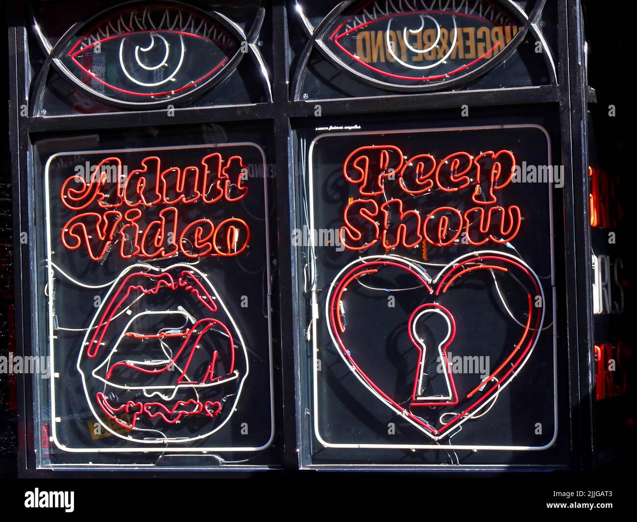 Insegna al neon con video di intrattenimento per adulti Soho, spettacolo PEEP, Londra, Inghilterra, Regno Unito Foto Stock