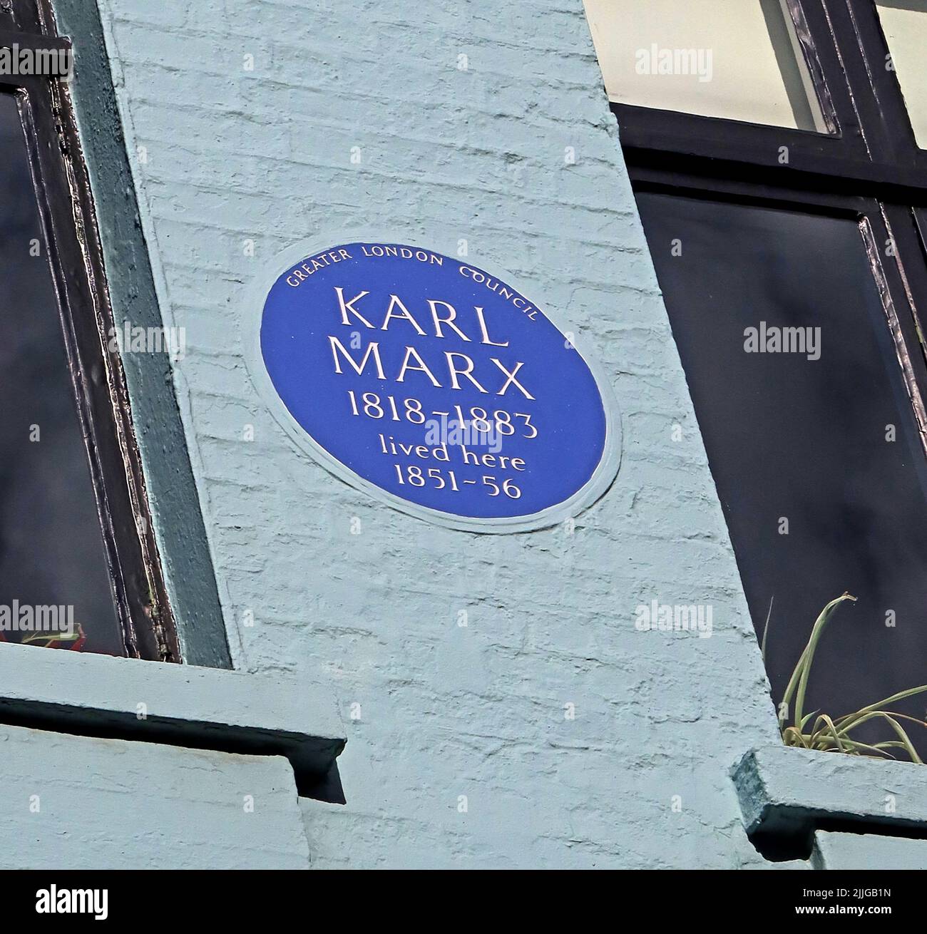 Targa blu GLC, che indica la casa Karl Marx 1851-56, al 28 di Dean Street, Soho, Londra, Inghilterra, Regno Unito, W1D 4QH Foto Stock