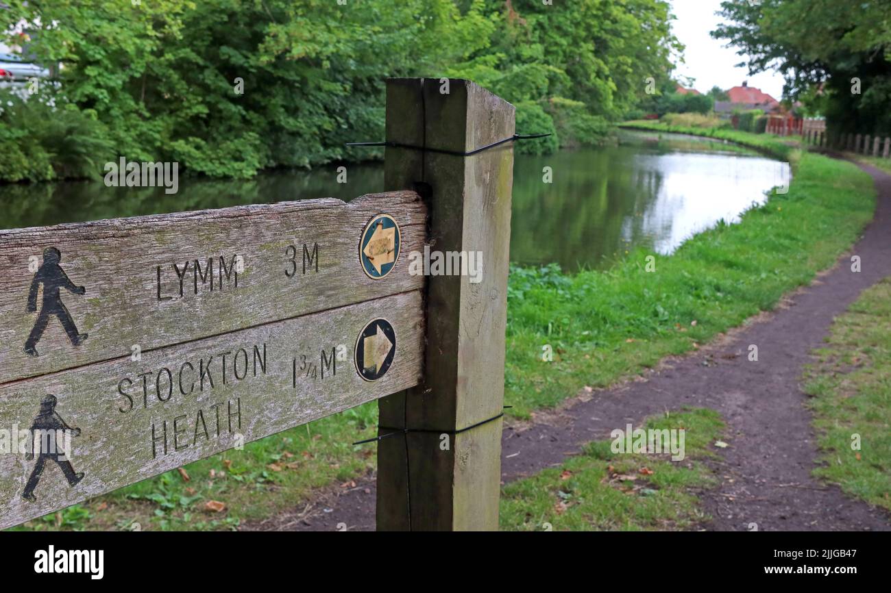 Cartello per escursionisti sul canale Bridgewater, Grappenhall Village, Warrington, Cheshire - Lymm 3miles, Stockton Heath 1,75miles sul sentiero di alzaia Foto Stock