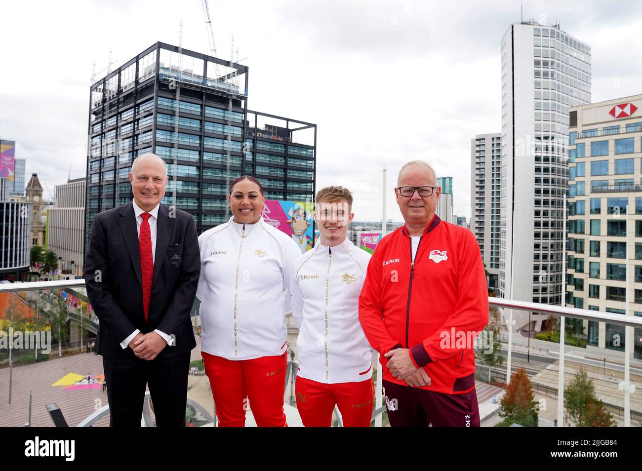 I flagbearers inglesi Emily Campbell e Jack Laugher con la presidenza dei Giochi del Commonwealth Inghilterra Ian Metcalfe (a sinistra) e dello chef della missione Mark Inghilterra (a destra) davanti ai Giochi del Commonwealth a Birmingham. Data foto: Martedì 26 luglio 2022. Foto Stock