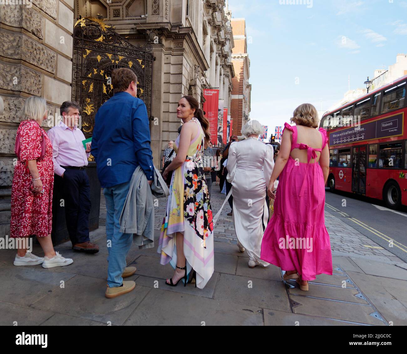 Londra, Grande Londra, Inghilterra, giugno 15 2022: Un gruppo vestito in abiti serali su Piccadilly in attesa di entrare nella Royal Academy of Arts Foto Stock