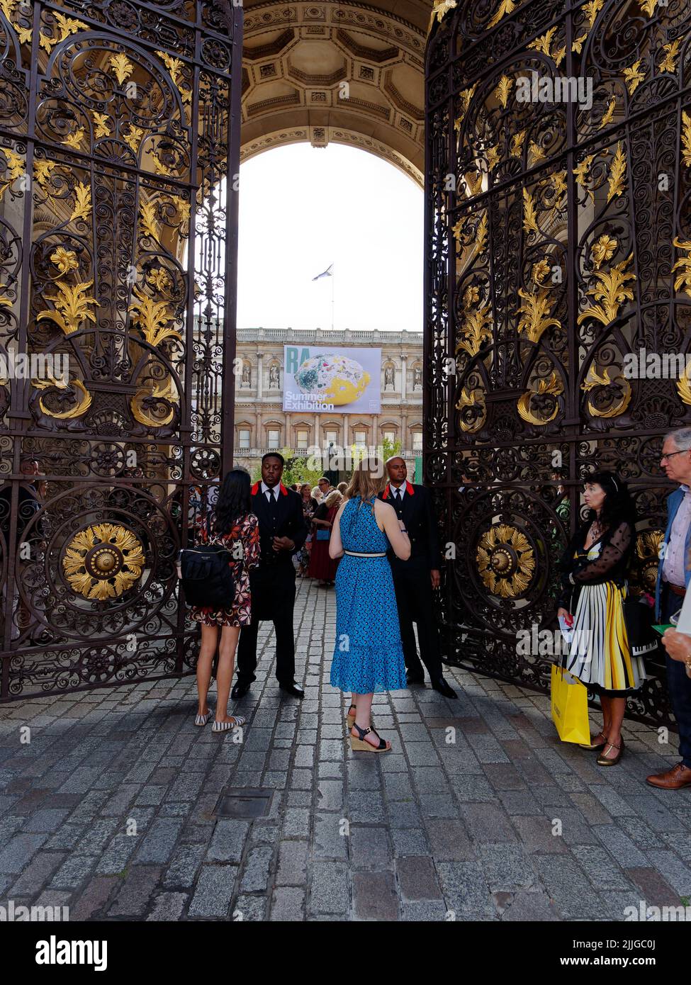 Londra, Greater London, Inghilterra, 15 2022 giugno: Gli ospiti all'ingresso della Royal Academy of Arts sono a disposizione per motivi di sicurezza. Foto Stock