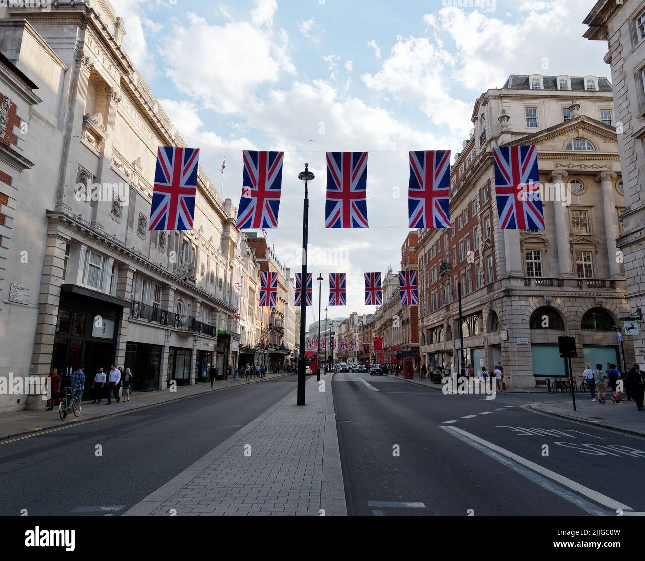 Londra, Greater London, Inghilterra, giugno 15 2022: Union Jacks sospeso lungo Piccadilly Foto Stock