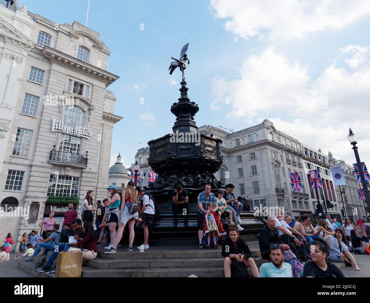 Londra, Grande Londra, Inghilterra, giugno 15 2022: Folle intorno alla Shaftesbury Memorial Fountain aka Eros in Piccadilly Circus. Foto Stock